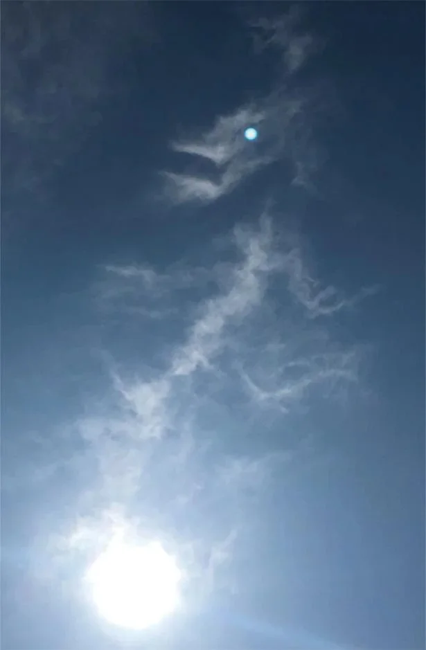 スマホで撮るときにレンズでできる光が、龍の眼のよう！