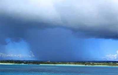 積乱雲の真下では土砂降りの大雨