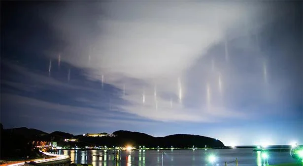 まるで魔法みたい！夜空に立つ光の柱の正体は？／もっとすごすぎる天気 