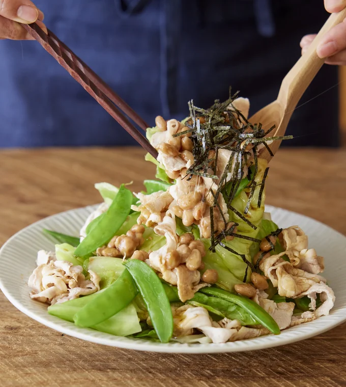 全体の味わいをマイルドにまとめるのは、風味豊かなオリーブ油