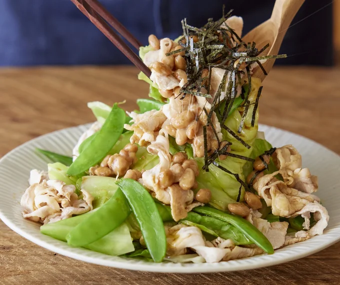 豚しゃぶサラダの新提案！ 納豆をプラスして食べごたえも栄養も満点に