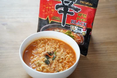 Wスープの「辛ラーメン　ブラック」