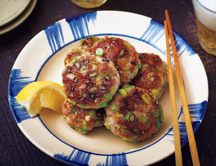 あつあつのうちにビールでどうぞ。にんにくの香りが口に広がる「にんにくの茎の豚つくね」／ツレヅレハナコの2素材で私つまみ（5）