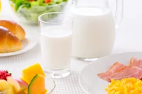 生乳の生産量は年々減少しているのに、バターと違ってなぜ“牛乳”は品切れにならないの？