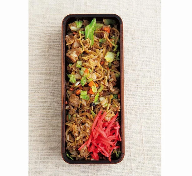 【人気YouTuberが伝授！】お弁当に敷き詰めるだけでおなかも満足の「そばめし弁当」／頑張らないお弁当（4）
