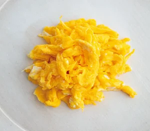 【人気YouTuberが伝授！】鮮やかな黄色がお弁当に彩りを添える「炒り卵」