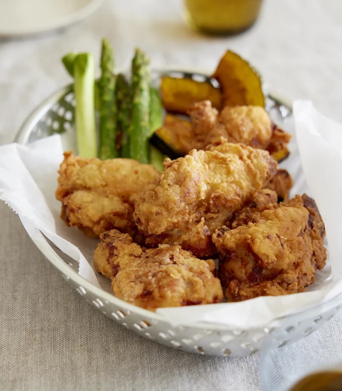フライドチキンの味つけは塩麹とにんにくで、うまみ満点