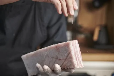 肉の全面に塩をふる