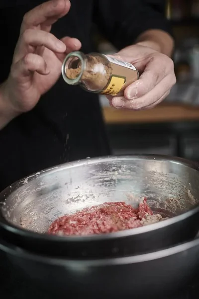 ほとんどのスパイスが近所のスーパーで手ごろな値段で買える