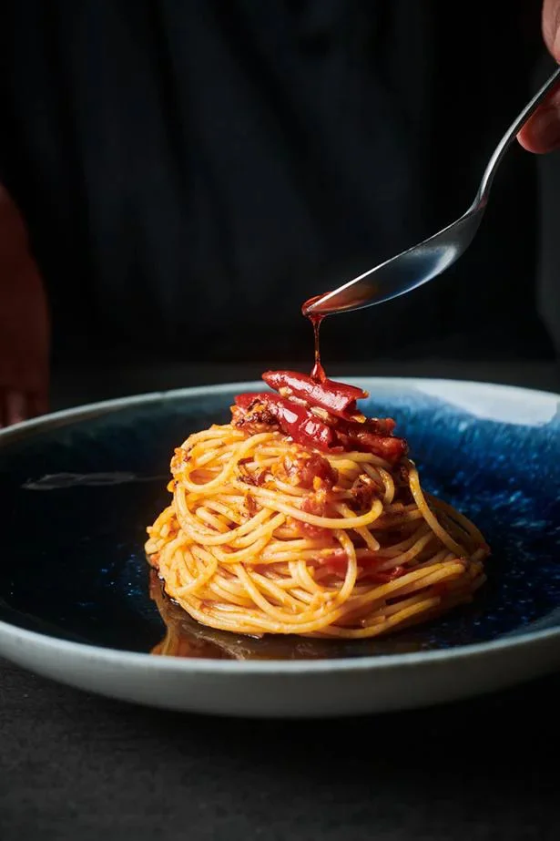 食べるラー油でパスタが格上げ!? 二つ星フレンチ元料理長の「旨辛アラビアータ」／おうち格上げレシピ（7）