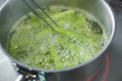 むいた皮と一緒にグリーンアスパラをゆでる