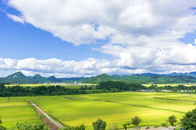日本百名山に数えられる秀麗な山々に囲まれた山形