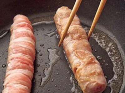 豚肉の表面をこうばしく焼きつけることで風味が増す。煮汁を加えたら、煮込まずに、5～6分煮るだけでOK 