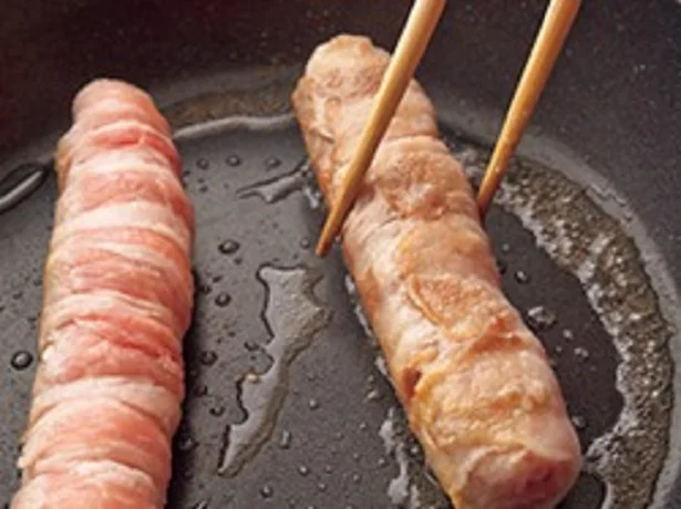 豚肉の表面をこうばしく焼きつけることで風味が増す。煮汁を加えたら、煮込まずに、5~6分煮るだけでOK
