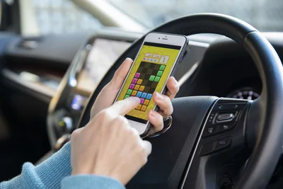 スマホを見ながら車を運転して事故を起こしたら
