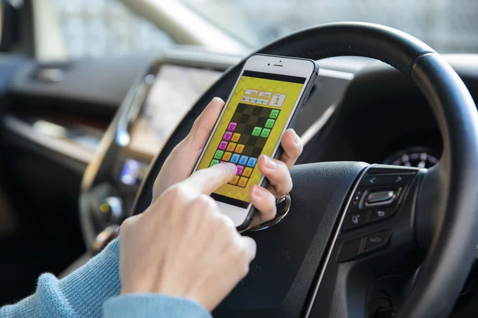スマホを見ながら車を運転して事故を起こしたら