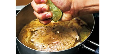 肉の煮汁に加えるオレンジジュースの酸味とライムの香り