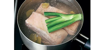 最初にたっぷりの湯で下ゆでして、余分な脂や肉のくさみをとるのがポイント