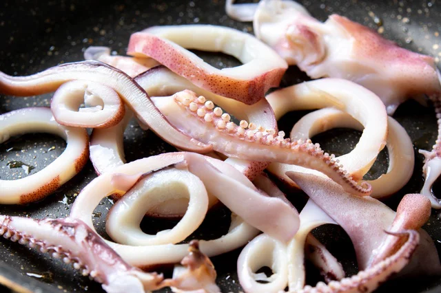 イカを炒める際はサッと火を通すくらいでOK！ 柔らかいプリプリ食感のイカを楽しもう