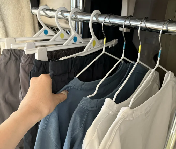 自分の色のシールがついたハンガーを取る