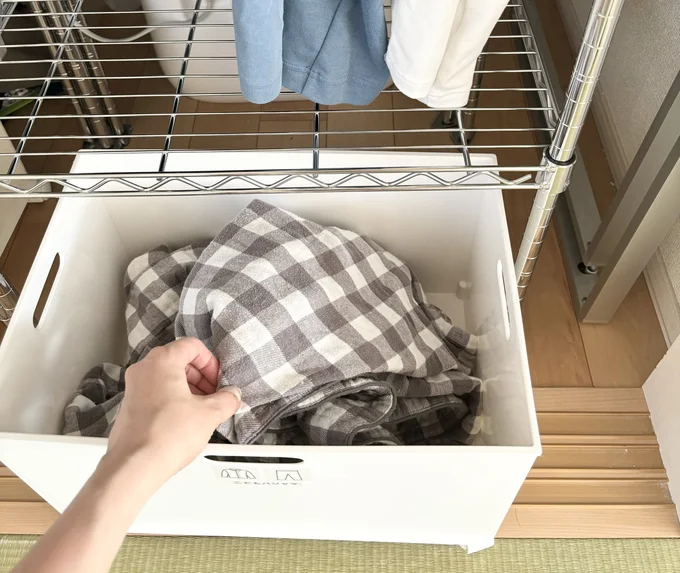  着替えたパジャマは箱にポイッ