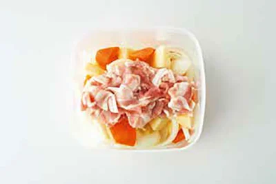 容器にすべての野菜と豚肉を入れる。