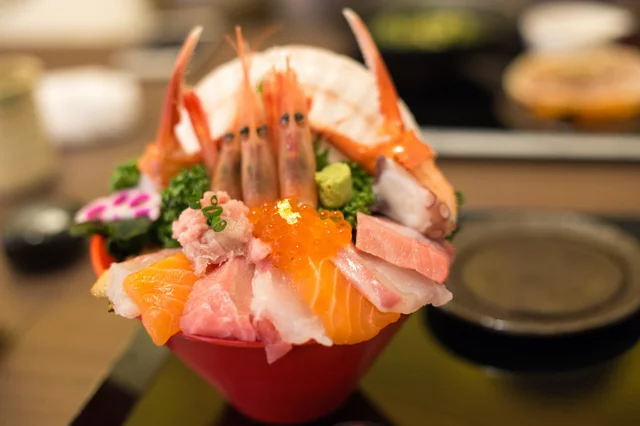 地元では甘えびも使われている海鮮丼が大人気！
