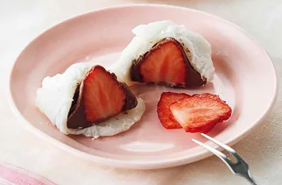 レンチンで手作りおやつ！ 口当たりなめらか「生チョコいちご大福」