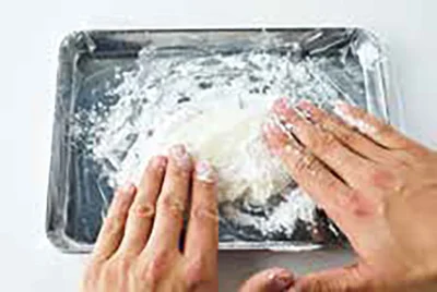 バットなどに片栗粉を多めに入れ、4をこねながら広げる