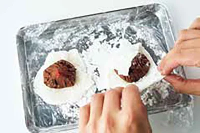 2等分にし、3を1個ずつのせ、生地をかぶせて包む