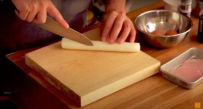 包丁が入りきらなかった箇所は、包丁を立てて刺すような感じで