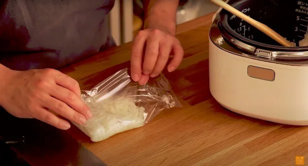 お米はなるべく薄く広げ、湯気ごとラップで包む