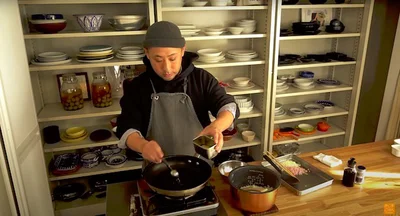 サラダ油：大さじ1/2を入れ、火にかけ温める
