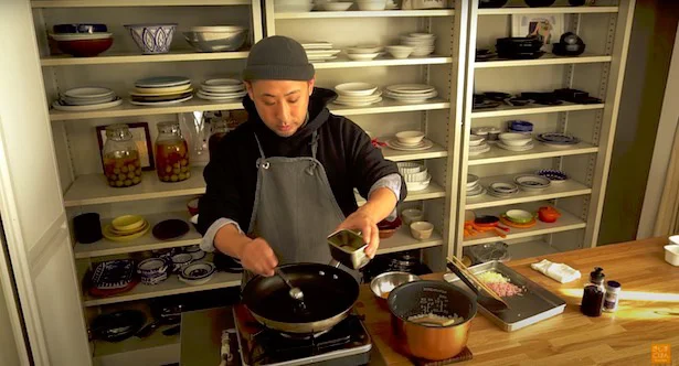 サラダ油:大さじ1/2を入れ、火にかけ温める
