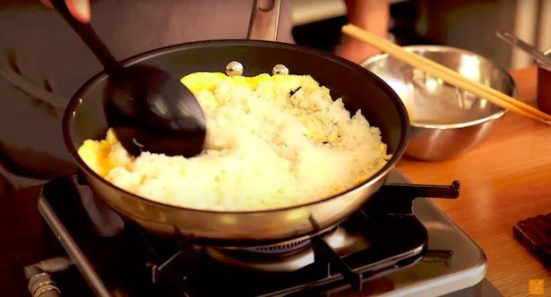 シリコン製のおたまなどに持ち替えて、おたまの背でお米を軽くつぶしながら炒める
