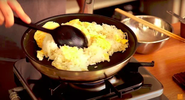 お米をつぶしながら広げ、広がったら下からすくうように返していく