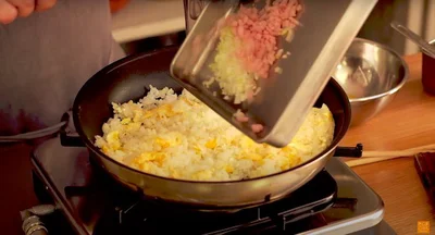 長ネギとハムを入れる