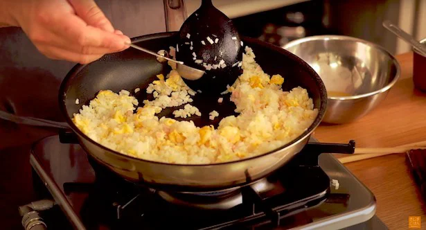 しょう油を入れて風味づけ