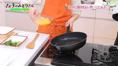 フライパンに油を入れたら、強火で約1分間熱して