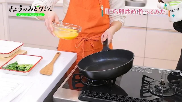 フライパンに油を入れたら、強火で約1分間熱して