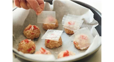 ライスペーパーはかたいままのせてOK。蒸せばあんをおおうようにフィットし、透明な皮になる。