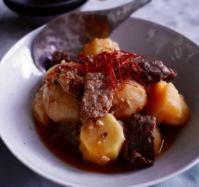 決め手はコチュジャン。甘辛い味わいにお酒がすすむ「ピリ辛韓国風肉じゃが」／気分があがるおうち飲み（1）