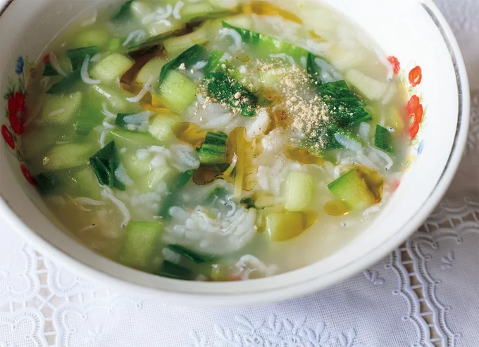 たっぷり入れたしらすの味わいプラスしょうがとにんにくの香りで食欲増進！「しらすと野菜のお粥」