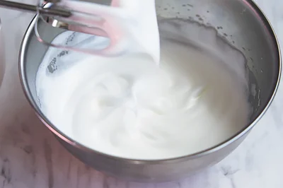 柔らかいツノが立つまで高速で混ぜ、メレンゲを作る