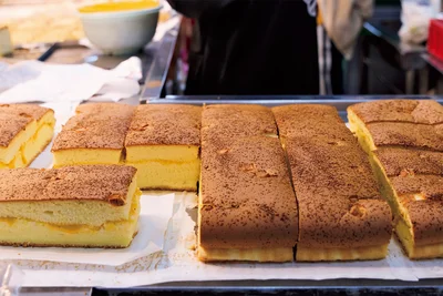 店頭で売られているチーズ入りのカステラ