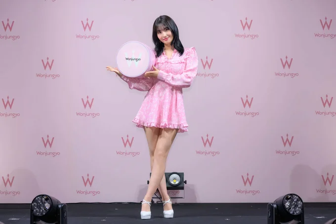 大きなサイズの商品を手に！TWICE MOMOさん