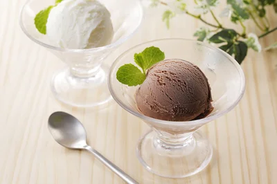 アイスやチョコレートなどの甘いおやつには、糖質や脂質が多く含まれています