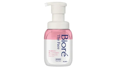 生クリーム泡が汚れを吸引オフ。ビオレ　ザフェイス　泡洗顔料　ディープモイスト 200ml ￥825（編集部調べ）／花王