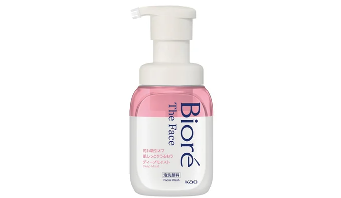 生クリーム泡が汚れを吸引オフ。ビオレ ザフェイス 泡洗顔料 ディープモイスト 200ml ¥825(編集部調べ)/花王