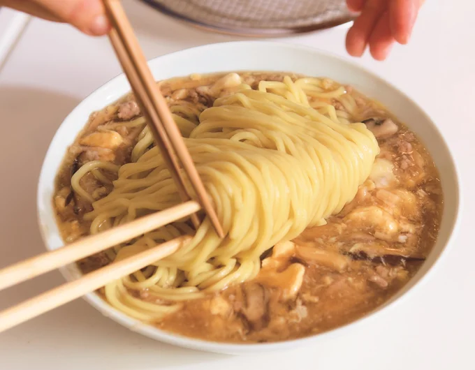 「たっぷりのスープの上に麺を浮かせるように盛りつけるのが小山家流」